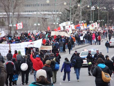 Hundreds rally on Portage Bridge to greet Nishiyuu Youth. Photo: Andy Crosby